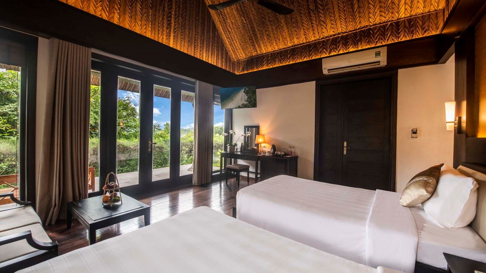 rooms-deluxe-bungalow-sea-view