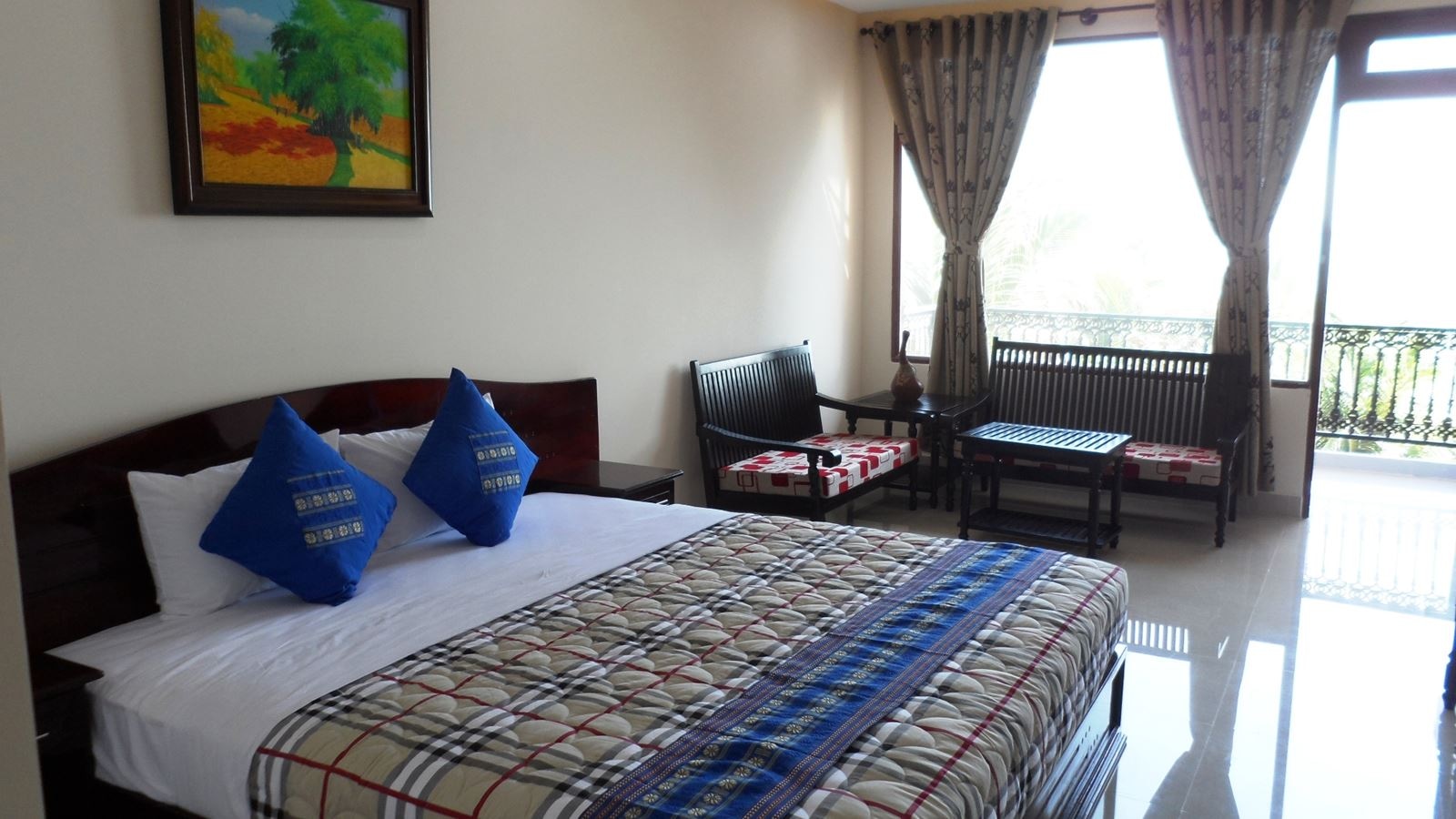 rooms-room-deluxe-ocean-or-garden-view-balcony