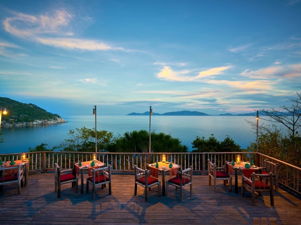 restaurants-dining-by-the-rocks