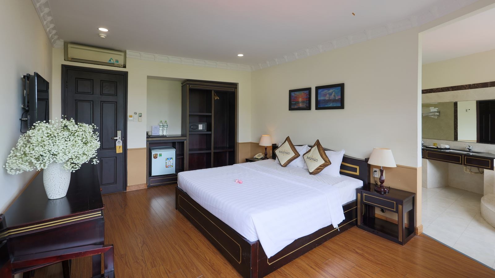rooms-deluxe-room