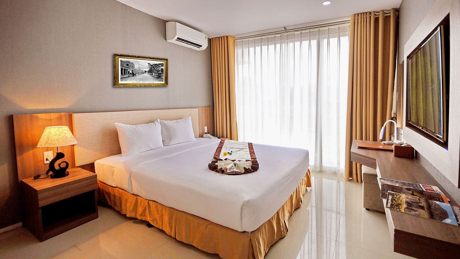 rooms-deluxe-mountain-view-balcony