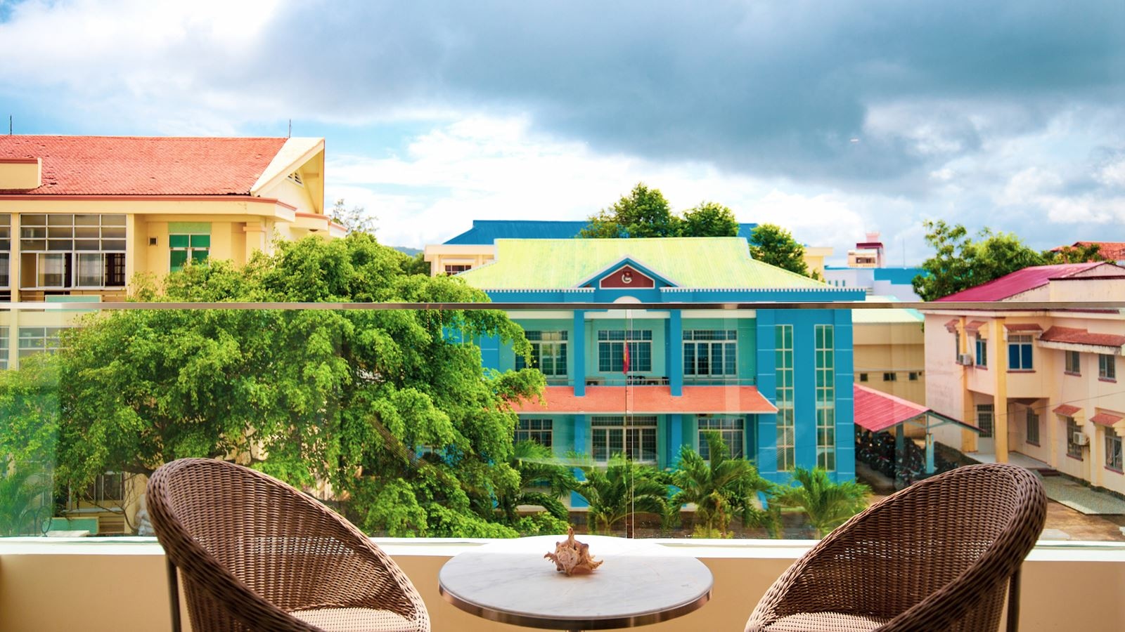 rooms-classic-city-view-room-balcony