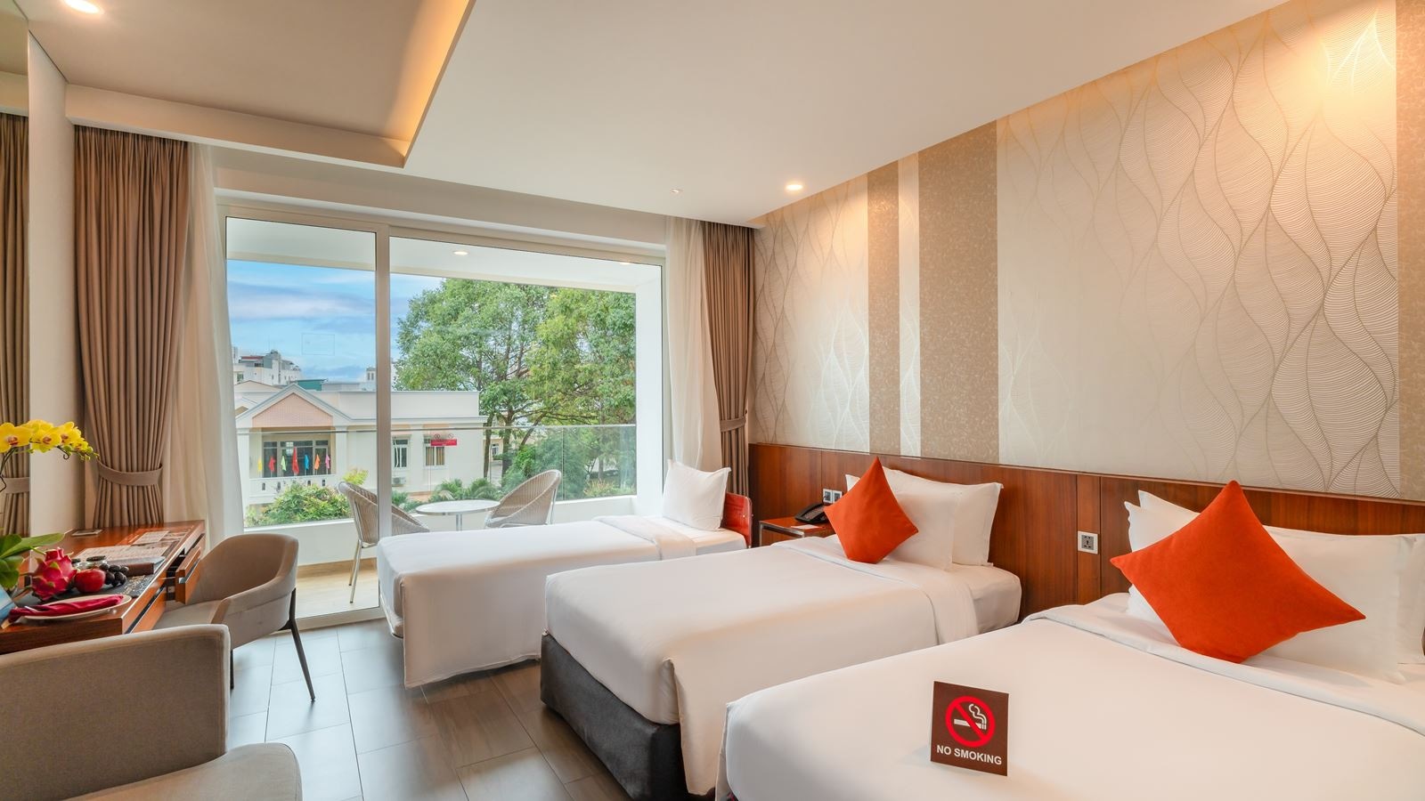 rooms-classic-city-view-room-balcony