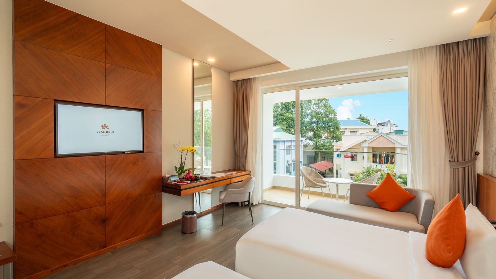 rooms-classic-city-view-room-balcony