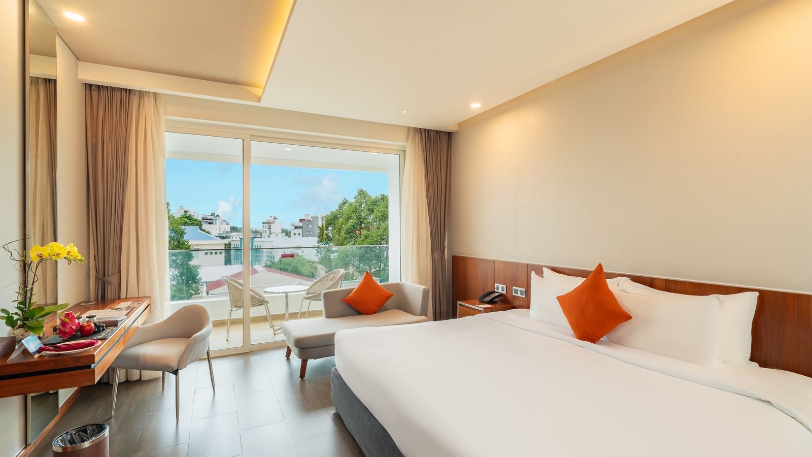 rooms-classic-city-view-room-balcony