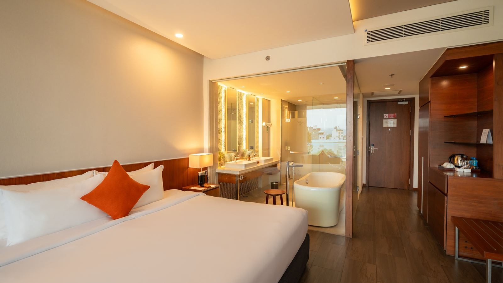 rooms-classic-city-view-room-balcony-child-without-extra-bed