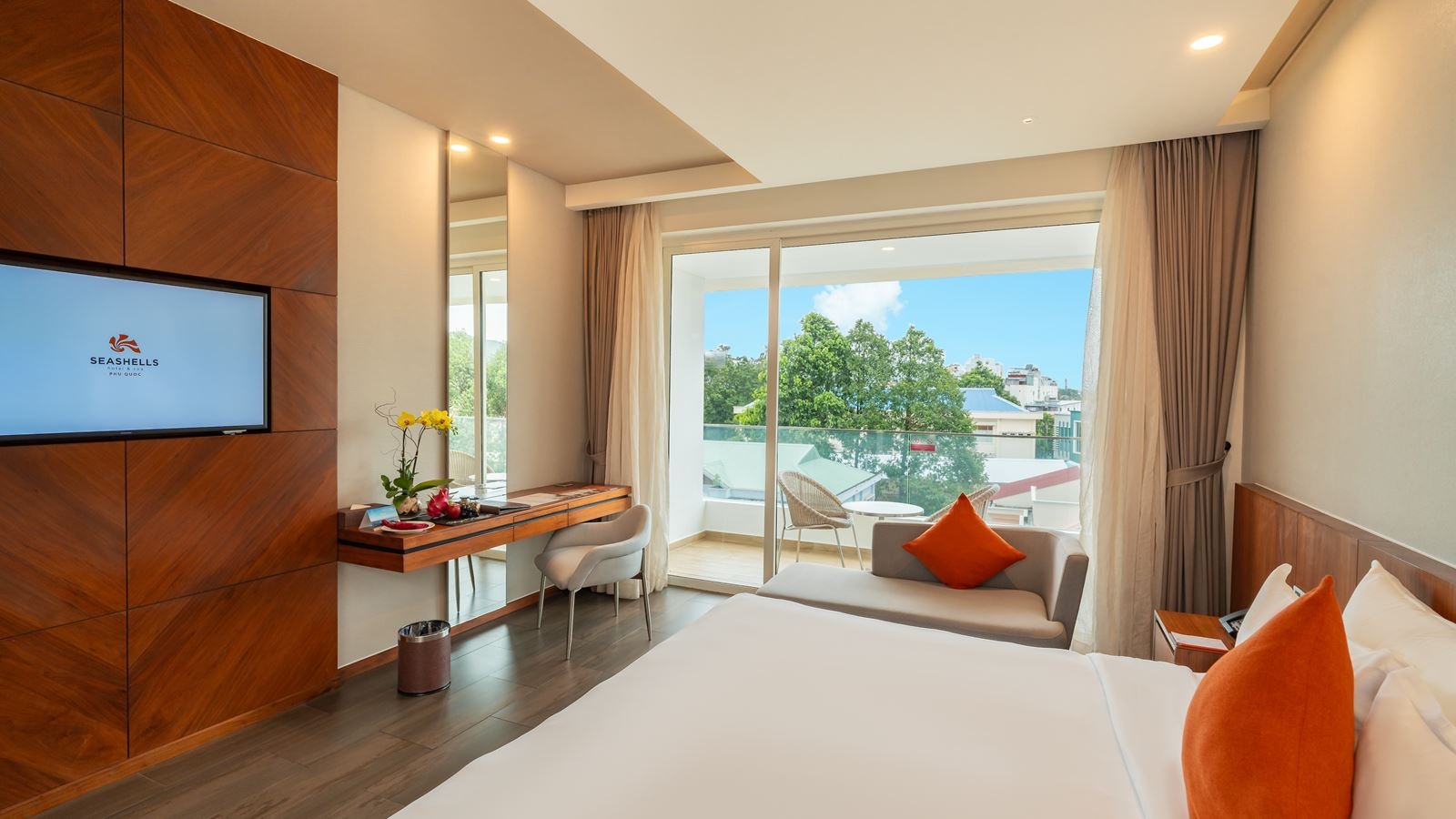 rooms-classic-city-view-room-balcony
