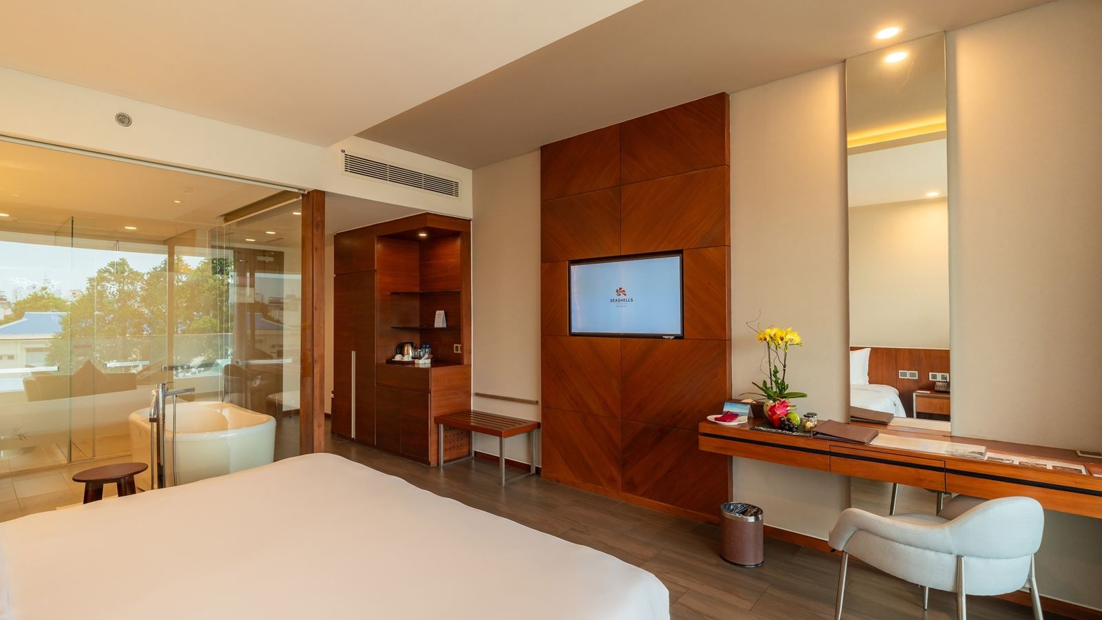 rooms-classic-city-view-room-balcony