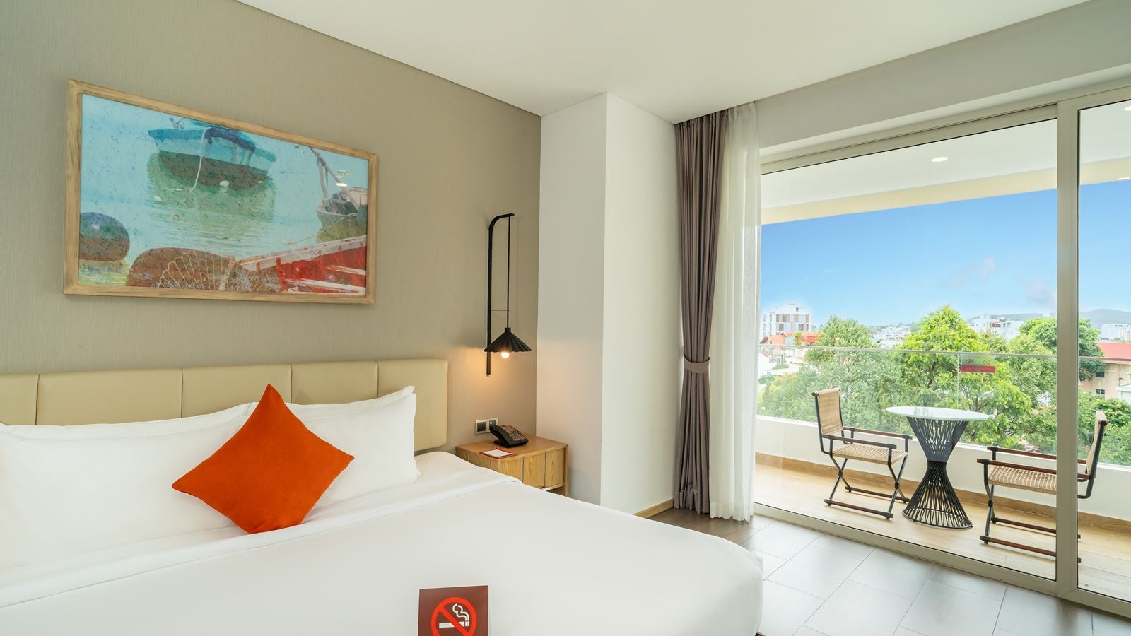 rooms-premium-city-view-room-balcony