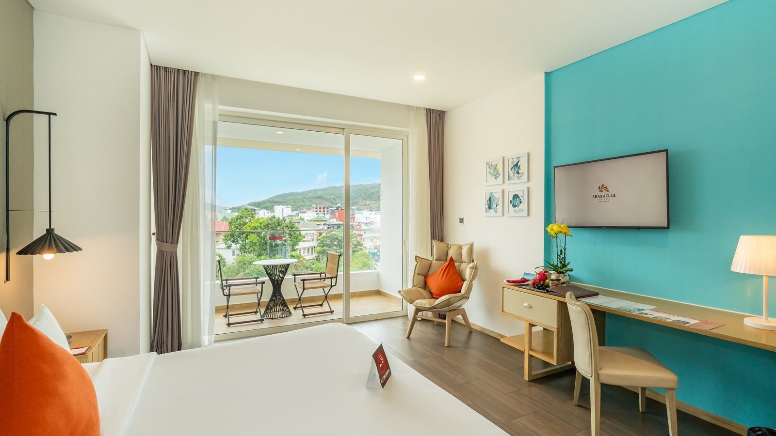 rooms-premium-city-view-room-balcony
