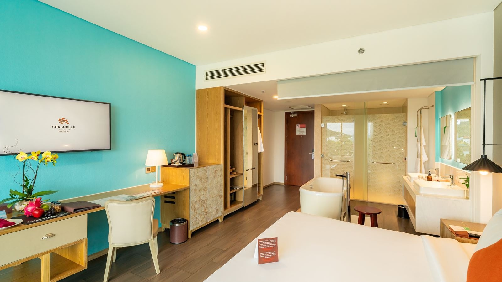 rooms-premium-city-view-room-balcony
