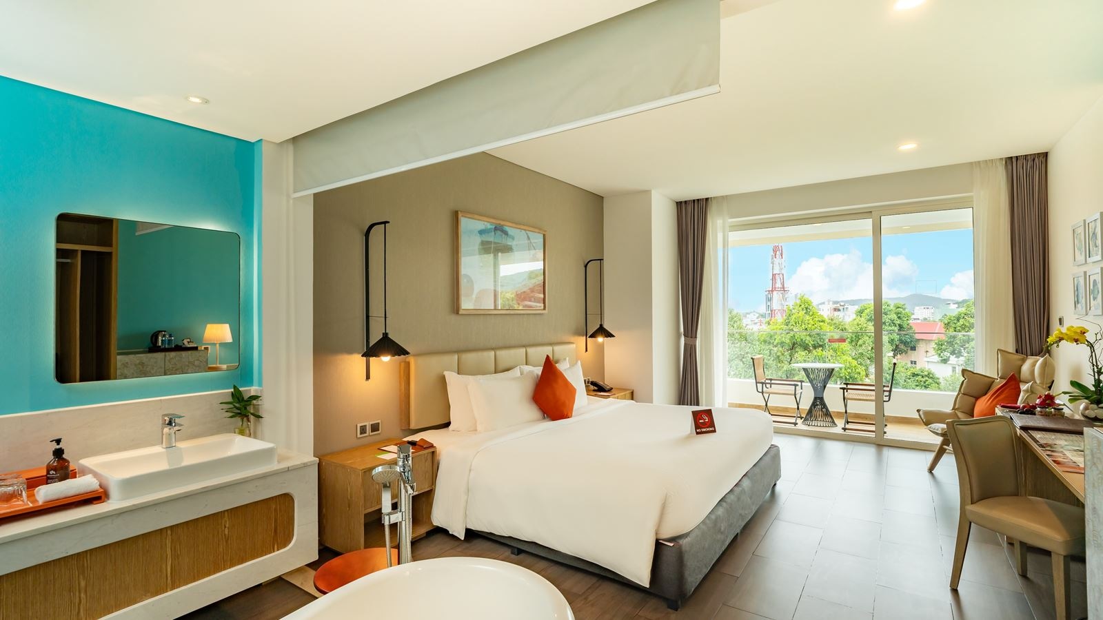 rooms-premium-city-view-room-balcony