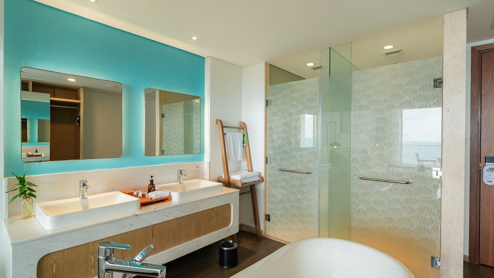 rooms-premium-city-view-room-balcony