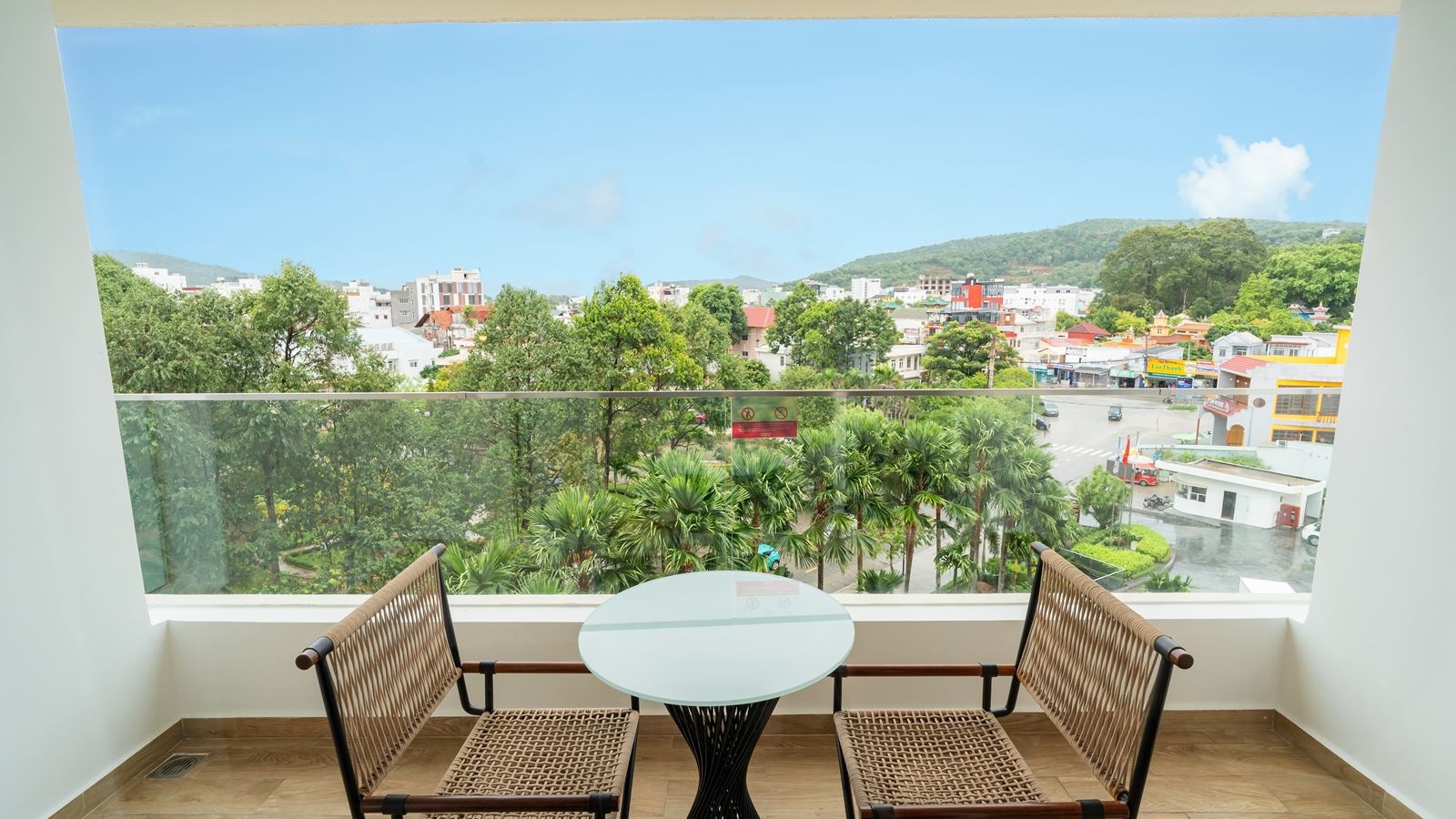 rooms-premium-city-view-room-balcony