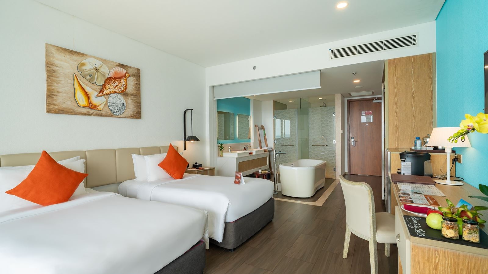 rooms-premium-city-view-room-balcony
