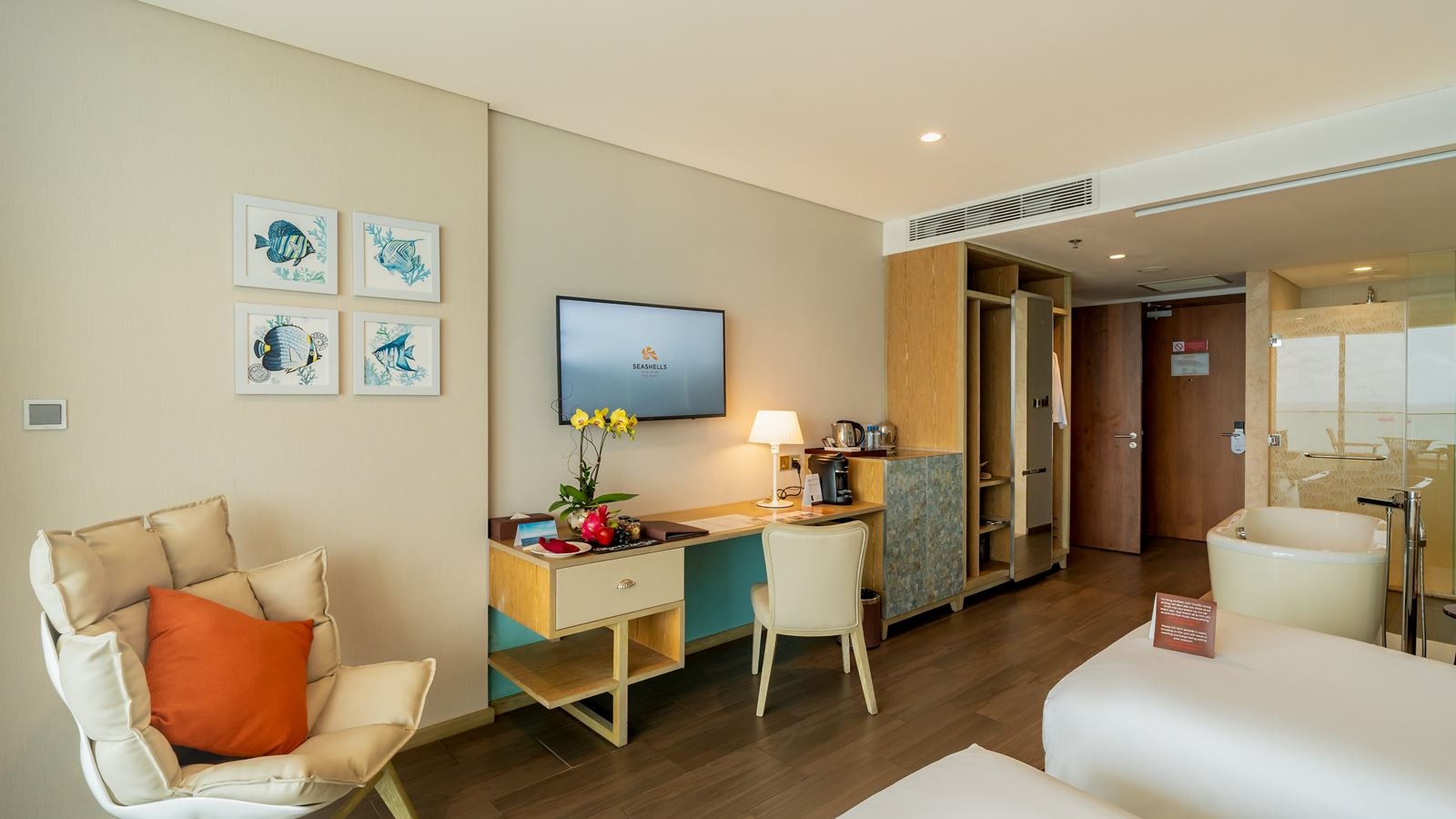 rooms-premium-city-view-room-balcony