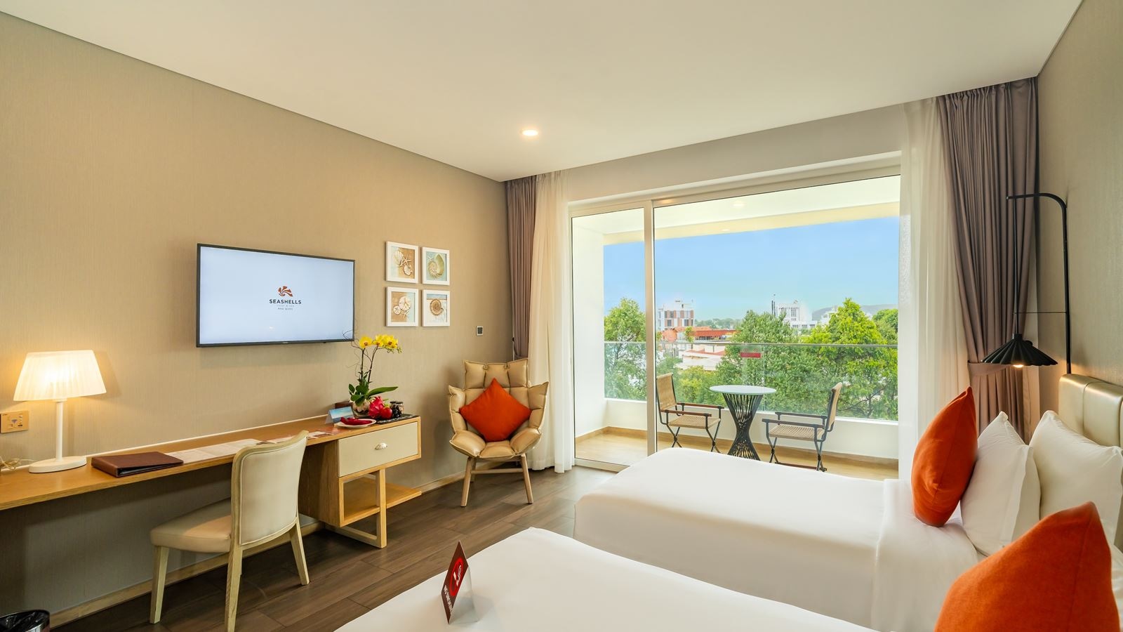 rooms-premium-city-view-room-balcony-child-without-extra-bed