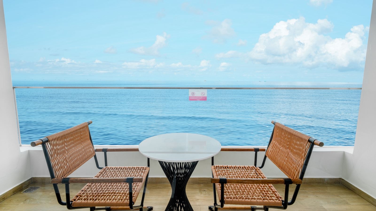 rooms-premium-ocean-view-room-balcony