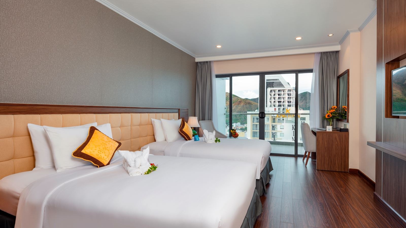 rooms-deluxe-twin-seaview-balcony