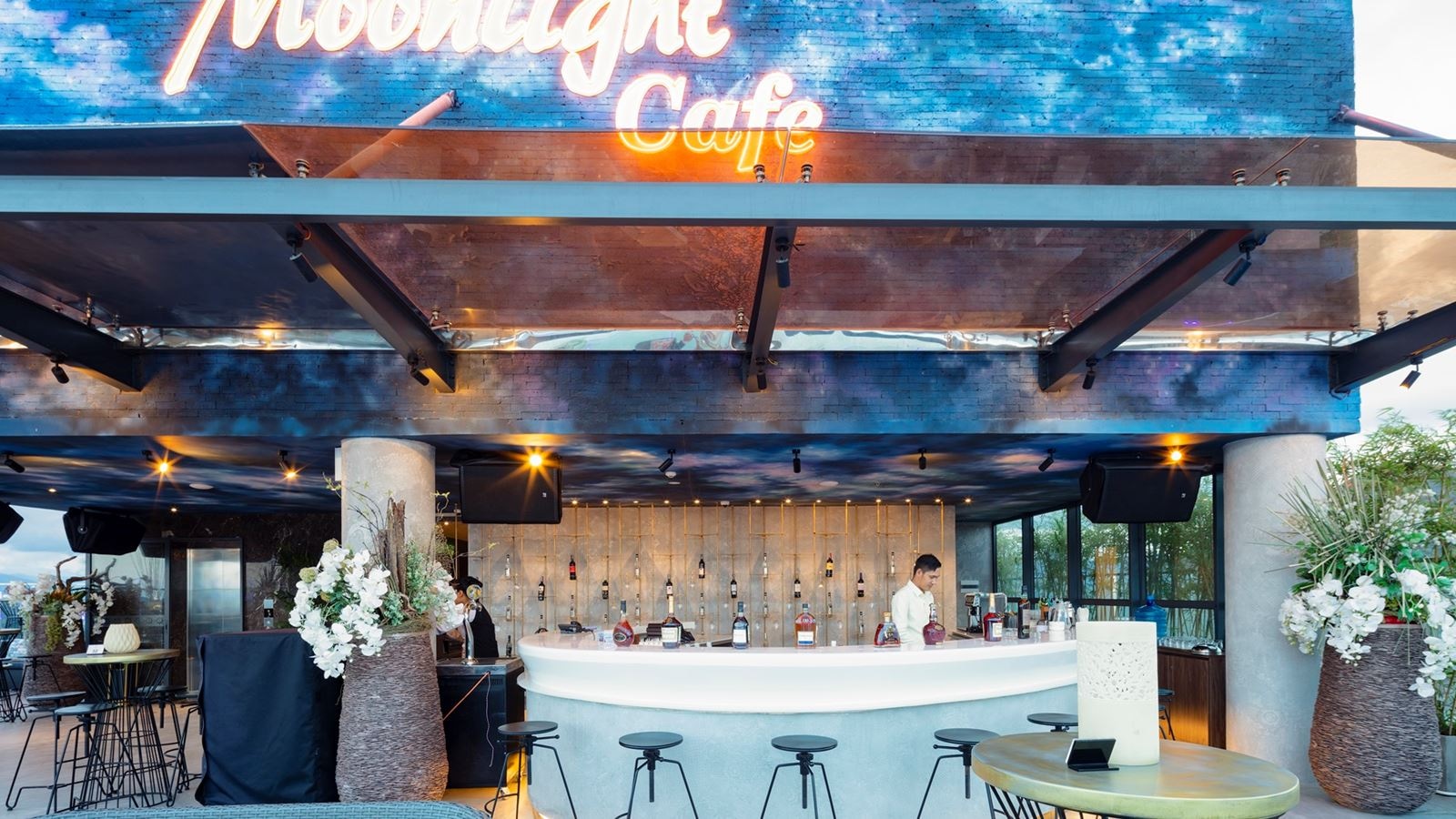 bars-moonlight-cafe