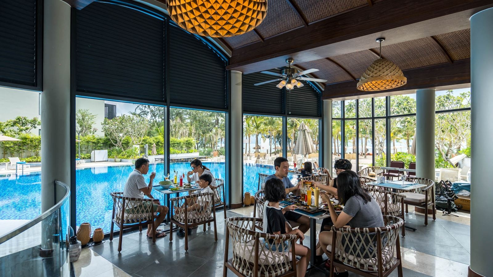 bars-oasis-pool-bar