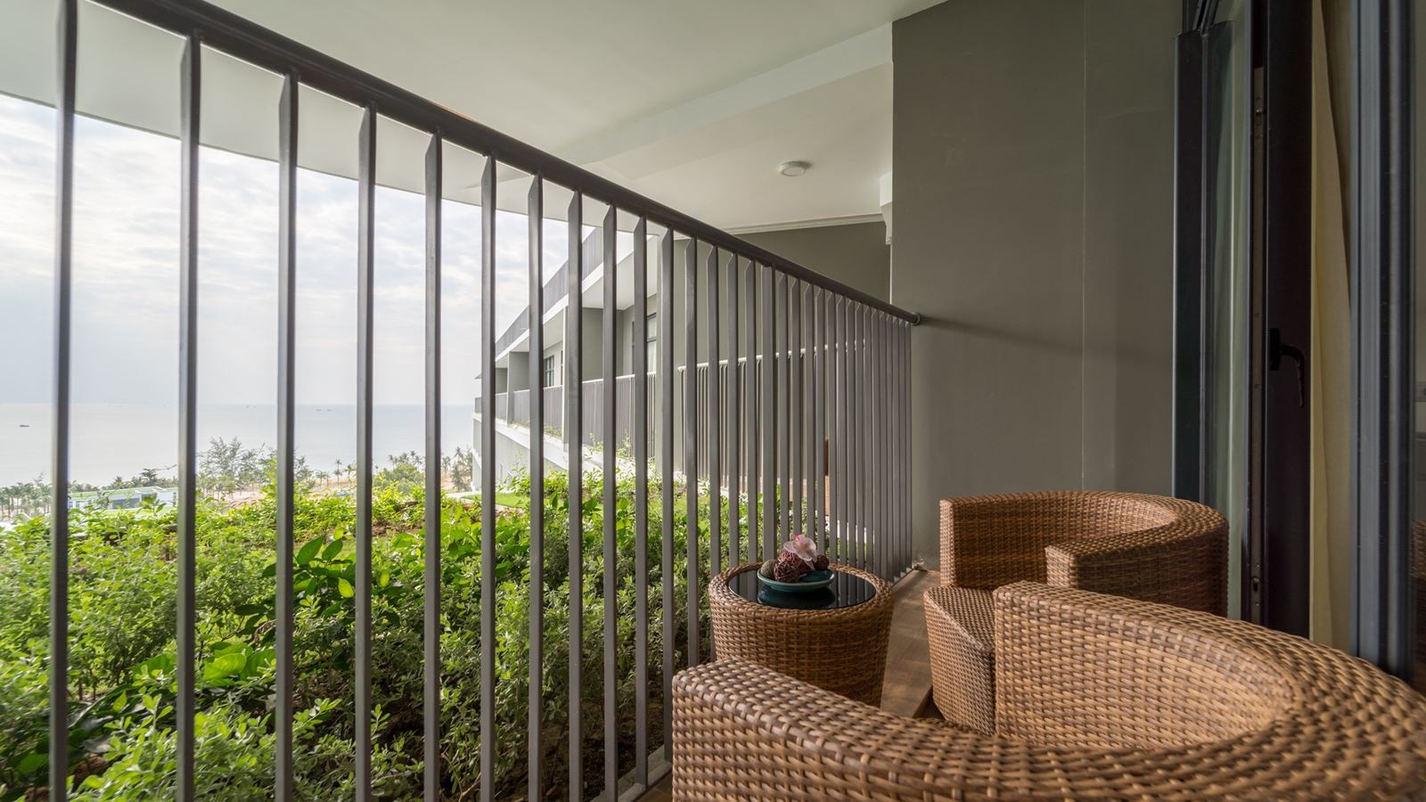 rooms-premier-deluxe-seaview