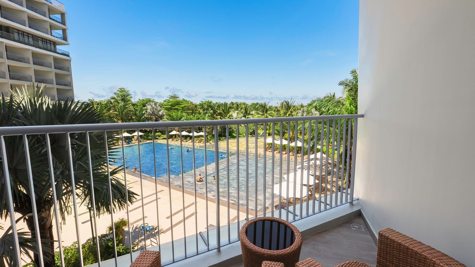 rooms-deluxe-king-with-pool-view