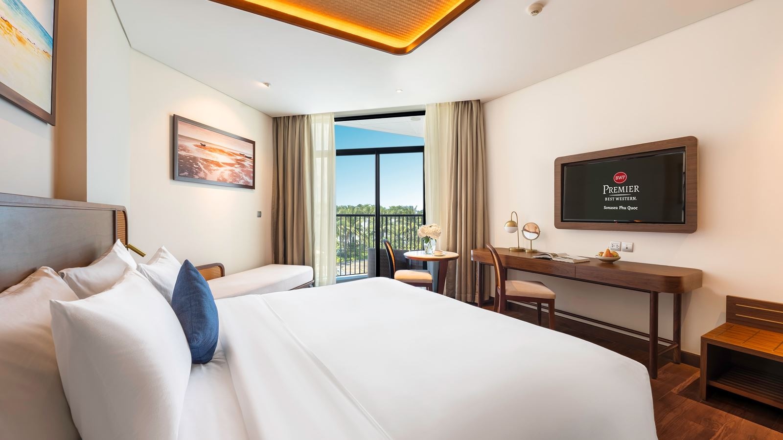 rooms-premier-deluxe-king-partial-sea-view