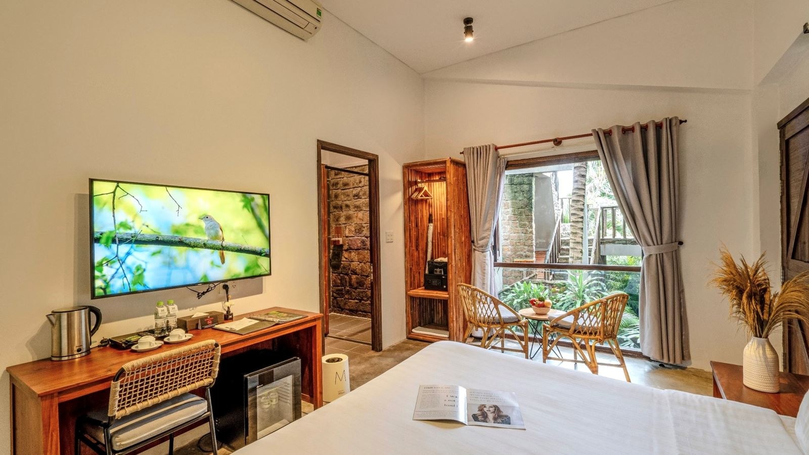 rooms-tropical-room