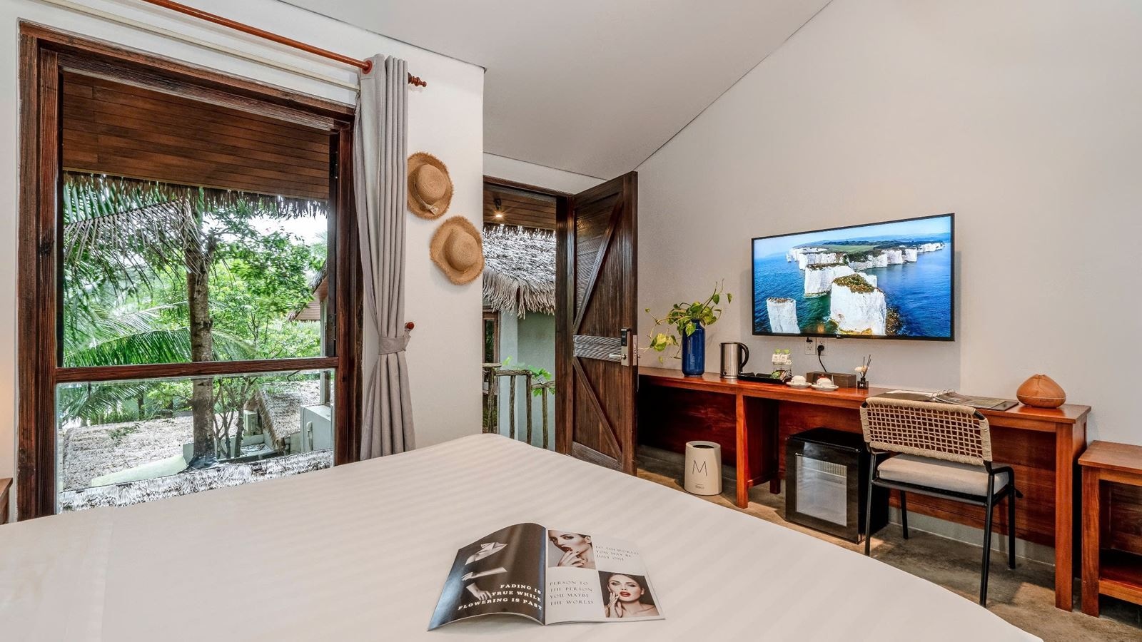 rooms-tropical-room