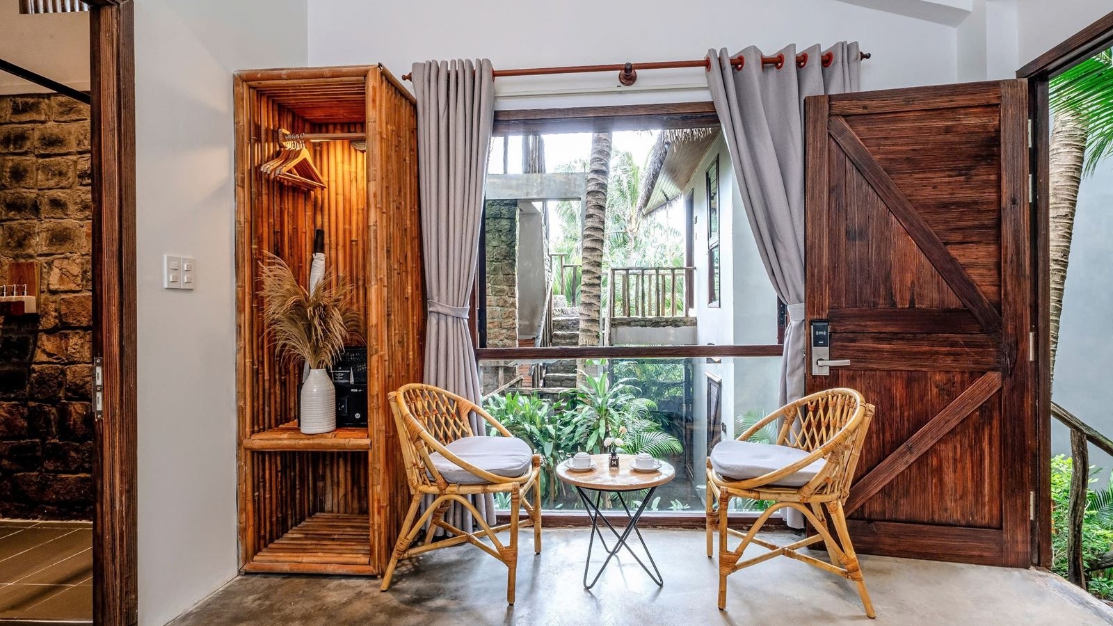 rooms-tropical-room