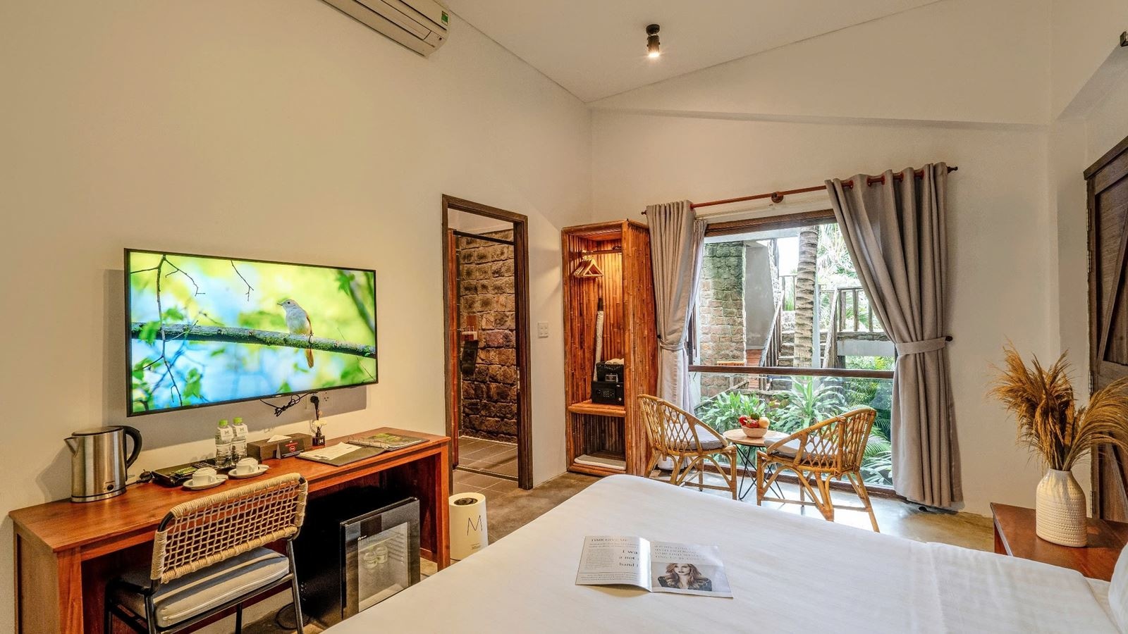 rooms-tropical-room