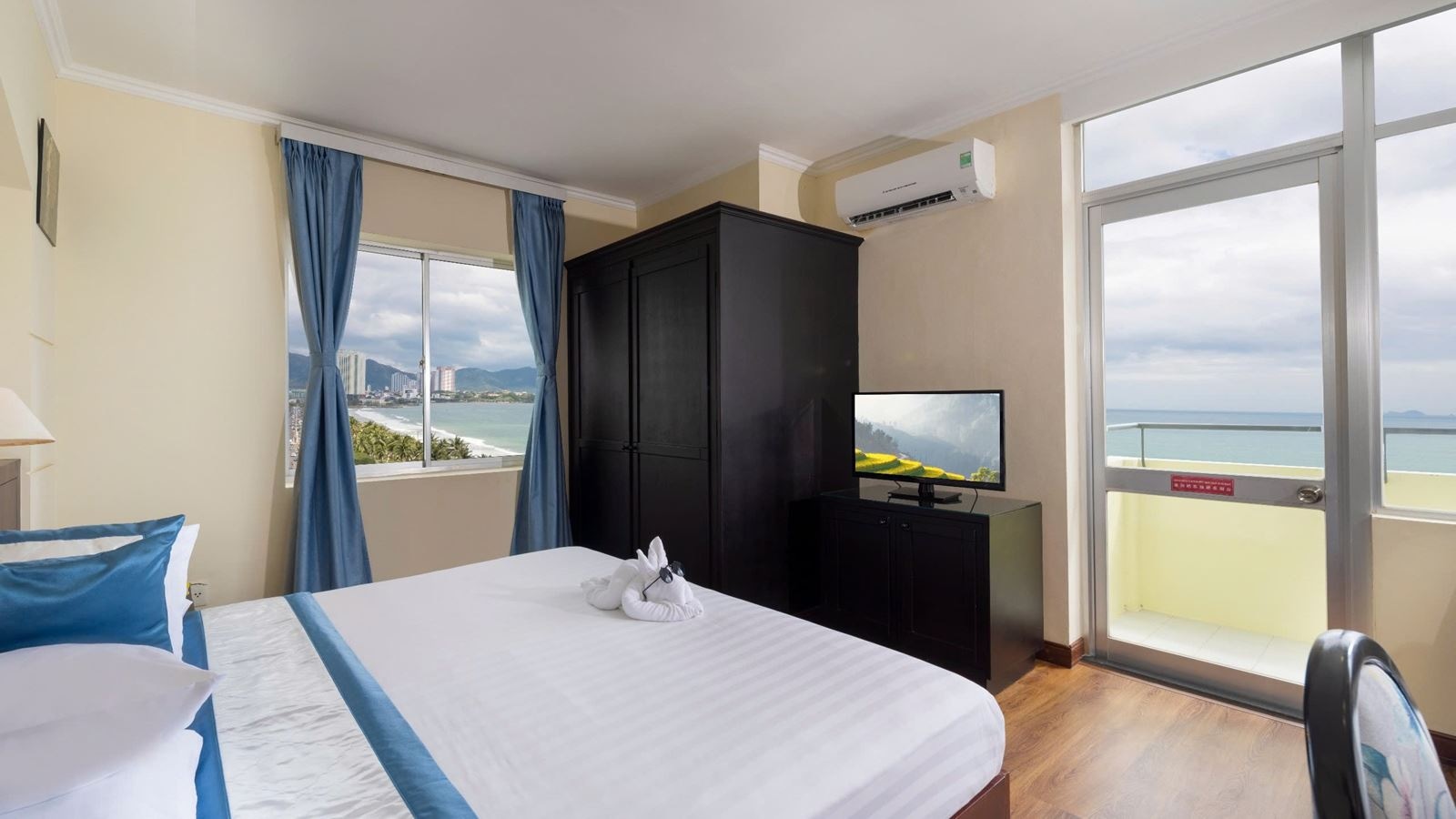 rooms-executive-deluxe-with-balcony-chd-without-extra-bed