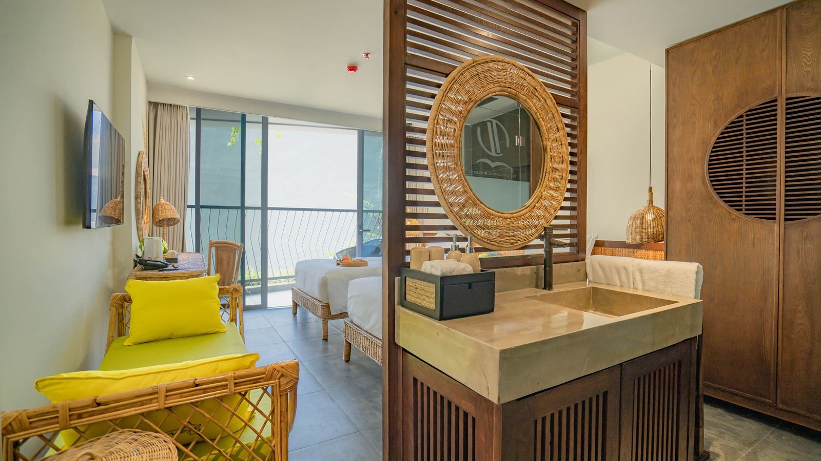 rooms-signature-essential-partial-sea-view-with-balcony-no-extra-bed