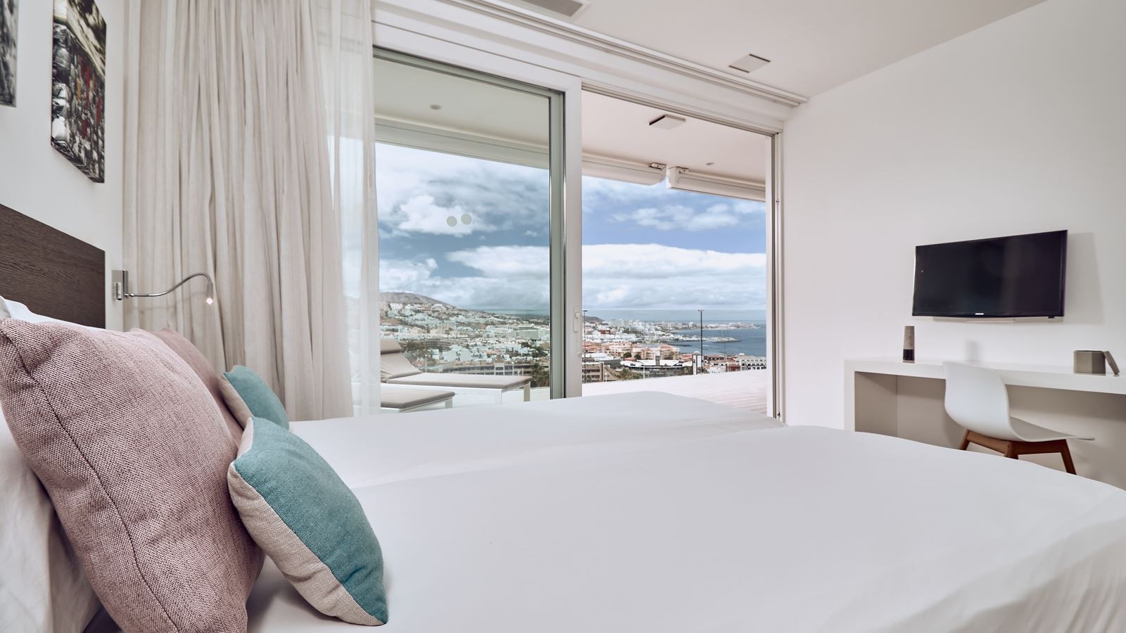rooms-2-bedroom-suite-extra-large-room-with-sea-view-serenity-essence