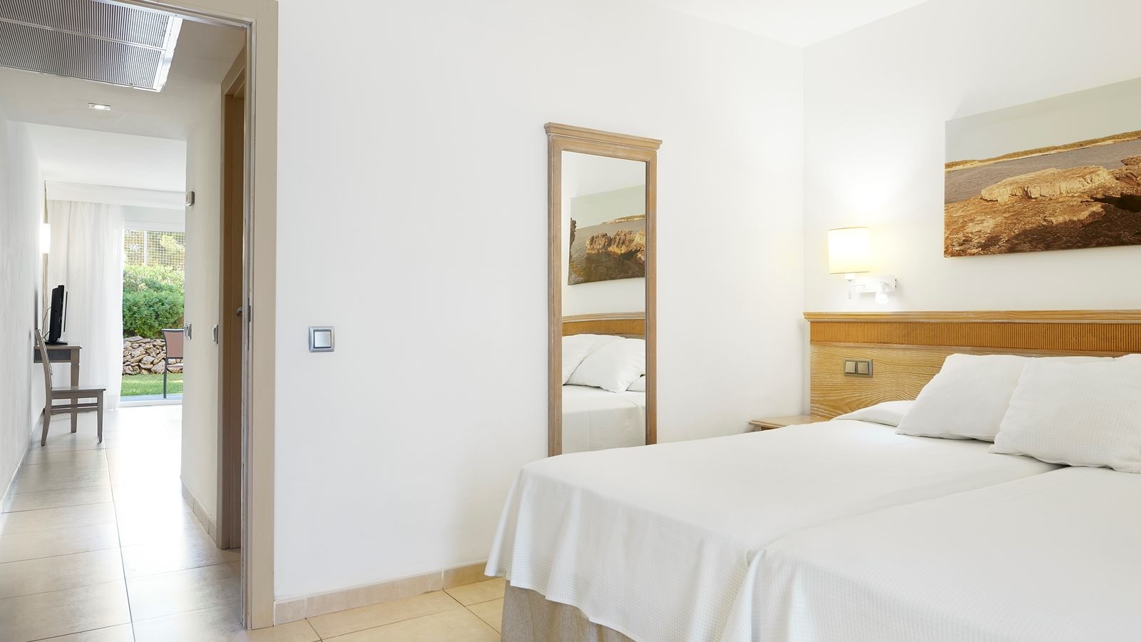 rooms-family-room-with-balcony