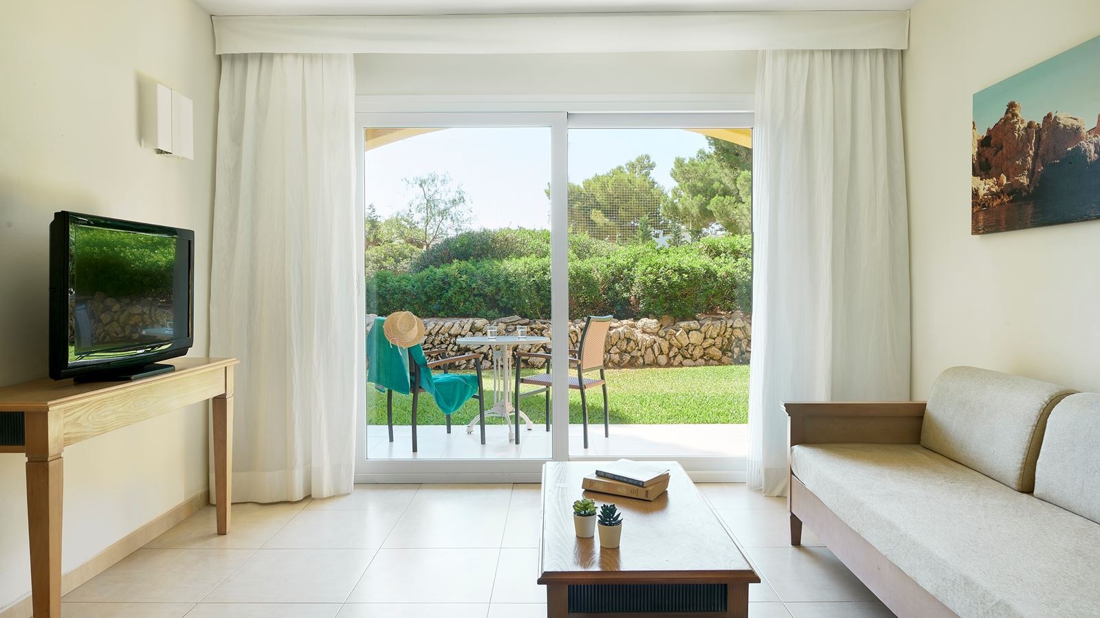 rooms-family-garden-view