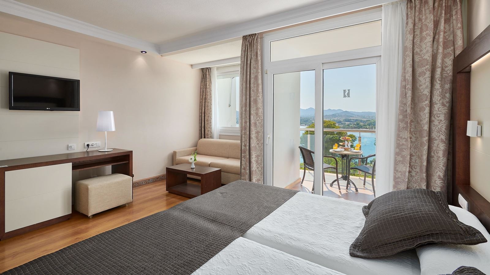 rooms-double-standard-sea-view-with-balcony