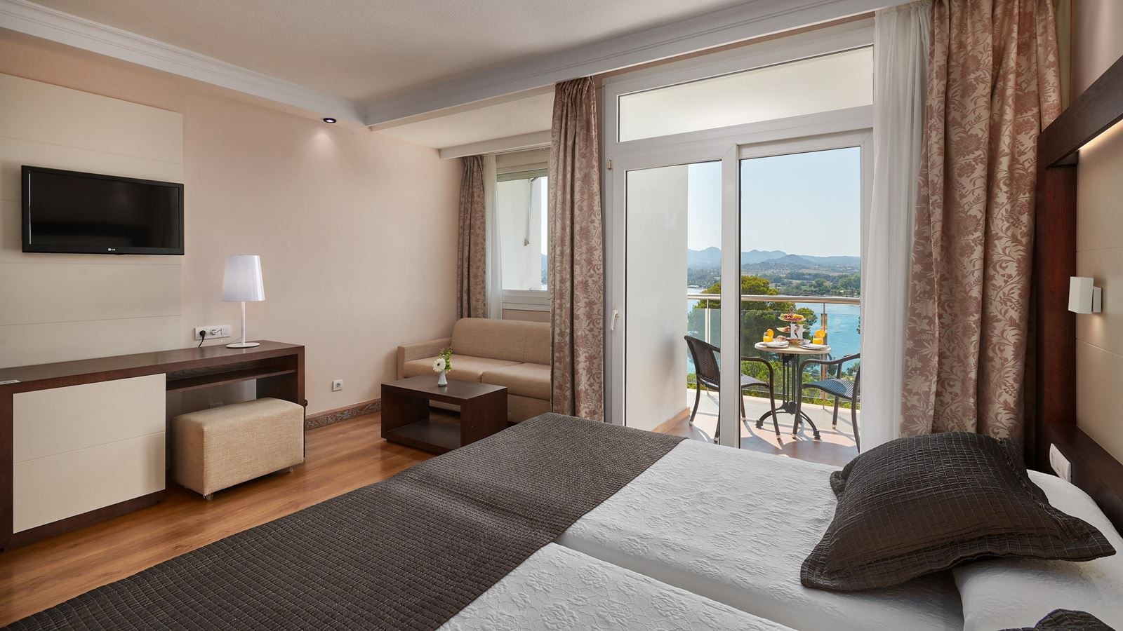 rooms-double-standard-sea-view-with-balcony