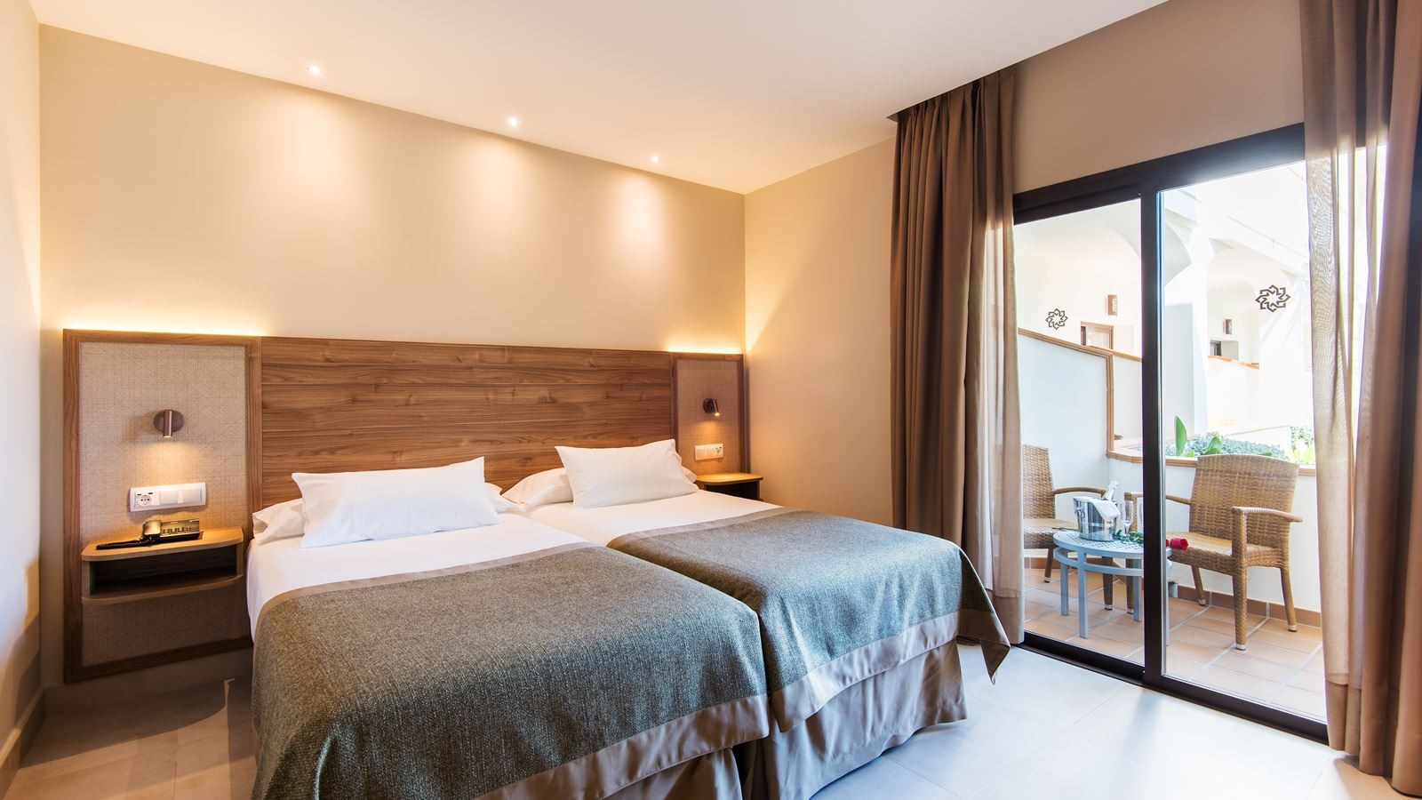 rooms-dt--double-ground-floor-with-terrace