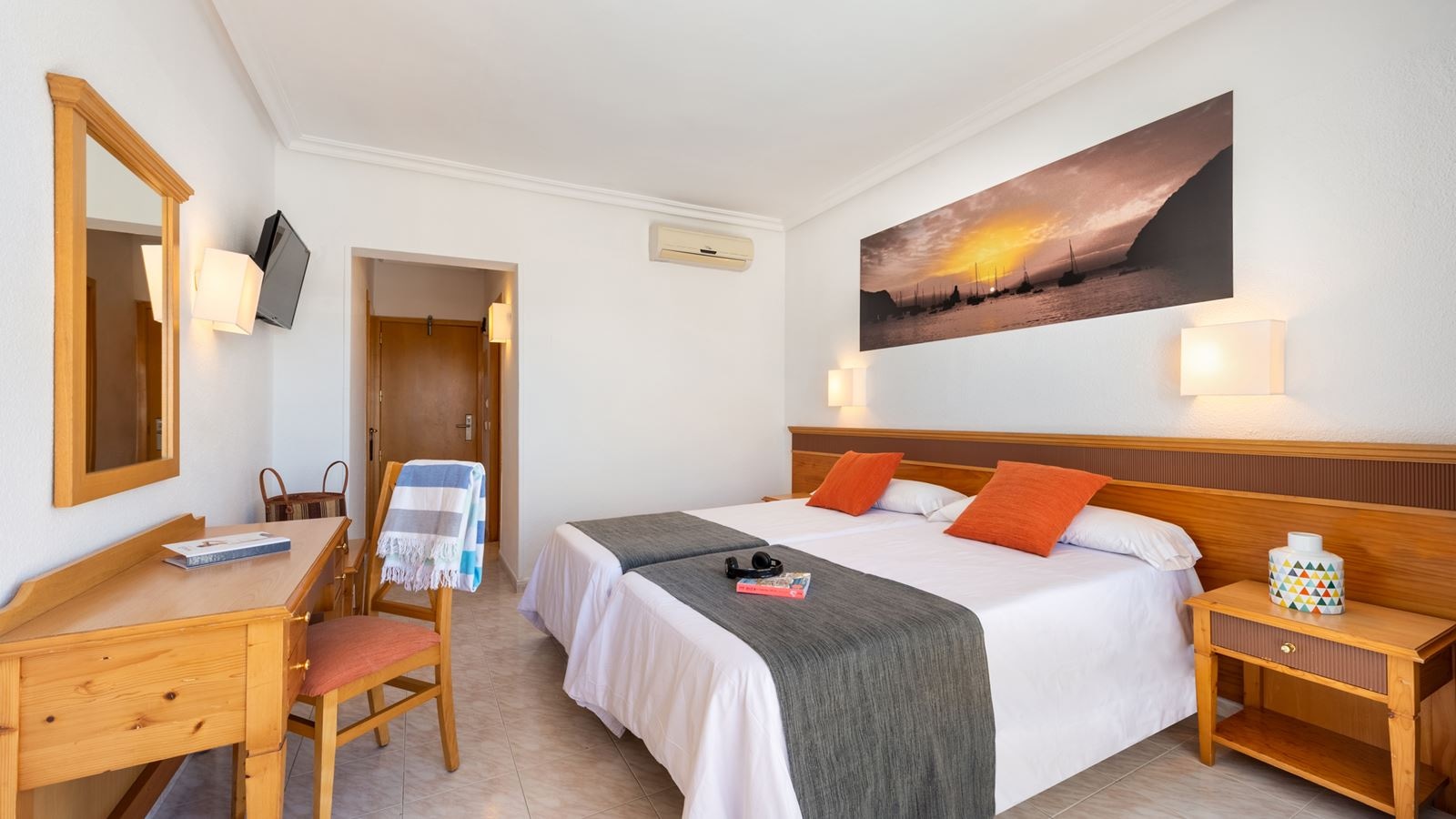 rooms-twin-room-balcony-or-terrace