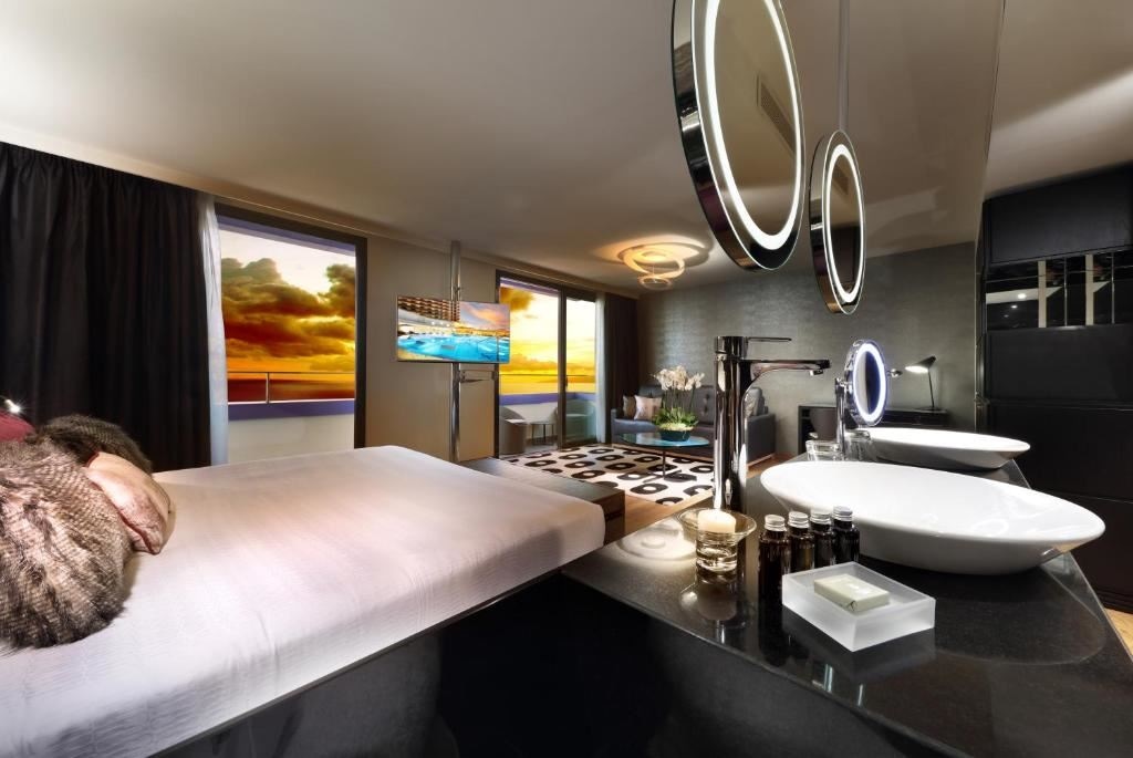 rooms-rock-royalty-studio-suite-balcony-or-terrace