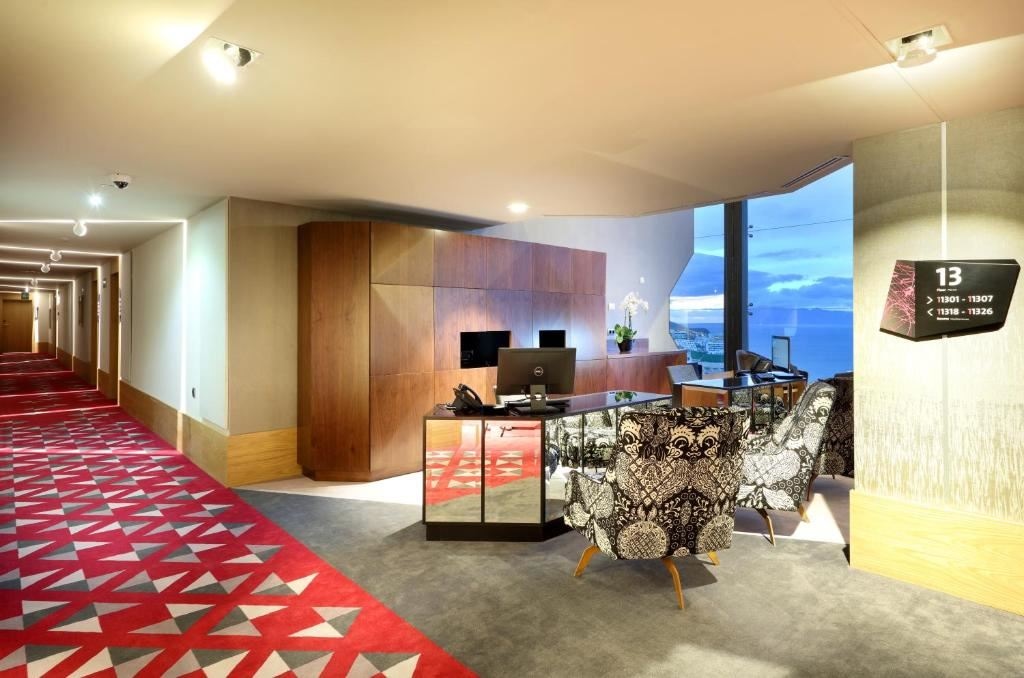 rooms-rock-royalty-studio-suite-balcony-or-terrace