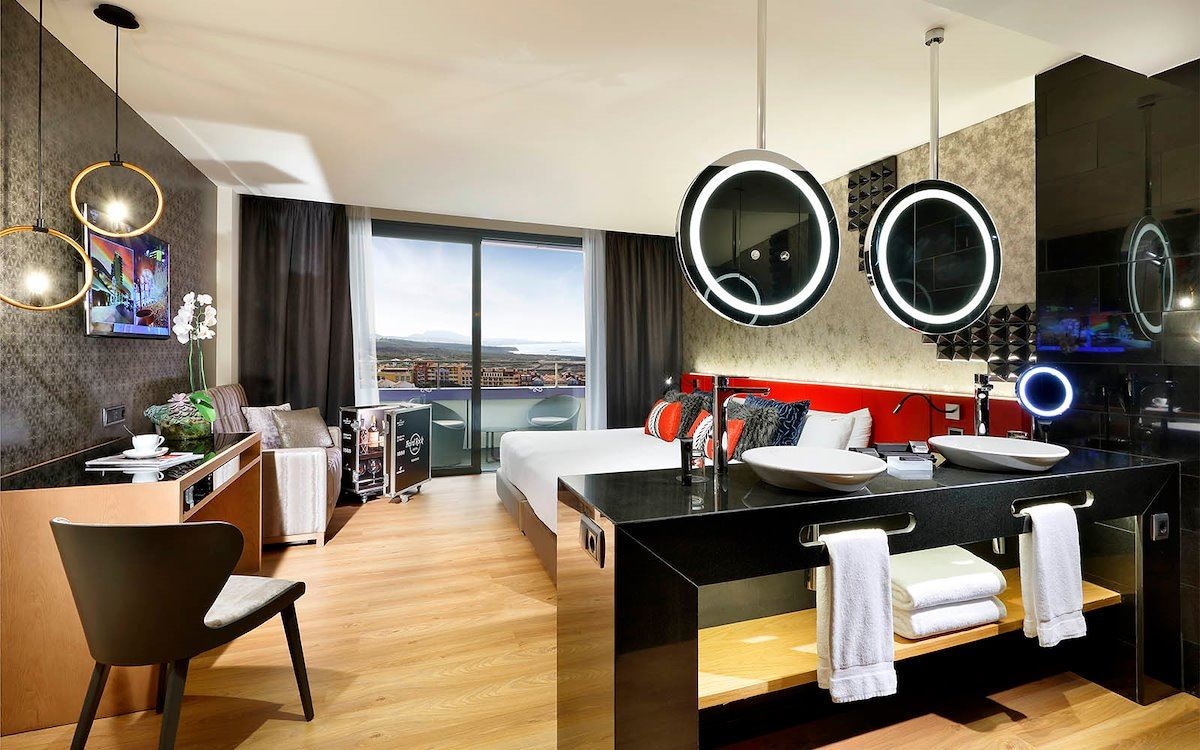 rooms-deluxe-with-rock-royalty-benefits-balcony-or-terrace-rrdx