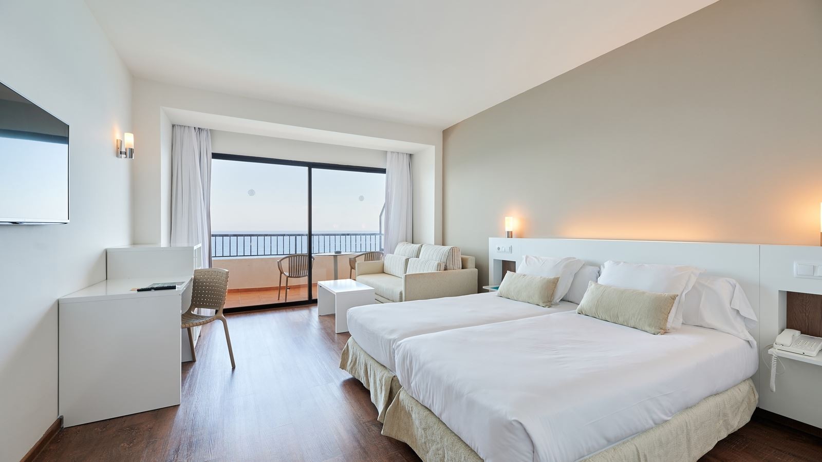 rooms-double-frontal-sea-view-balcony