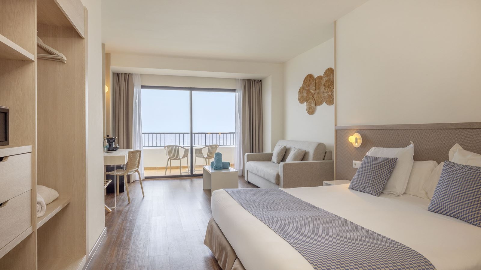 rooms-my-favourite-club-double-superior-frontal-sea-view-balcony