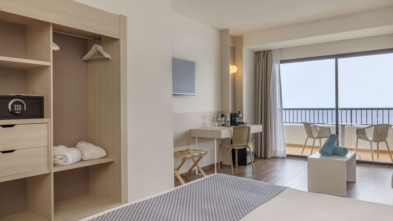 rooms-my-favourite-club-double-superior-frontal-sea-view-balcony