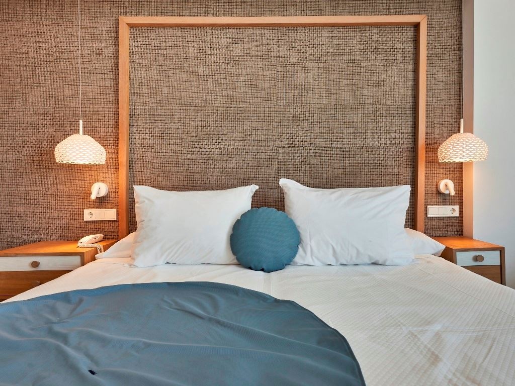 rooms-room-double-sideseaview