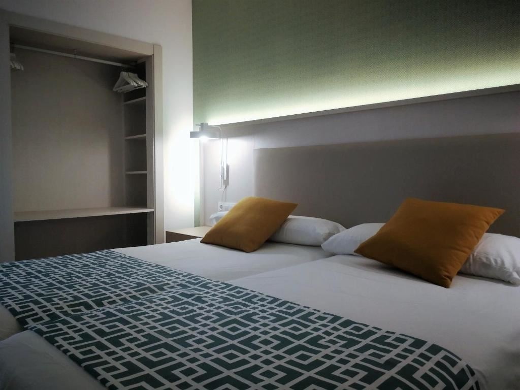 rooms-family-room-1-bedroom-+-living-room