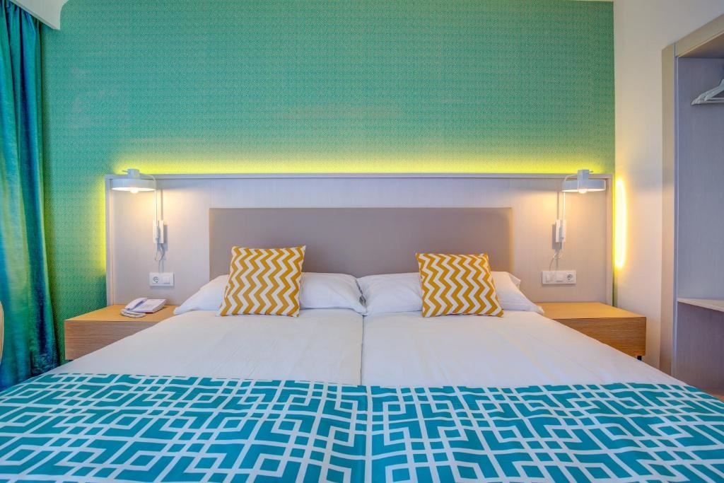 rooms-family-room-standard-balcony-or-terrace